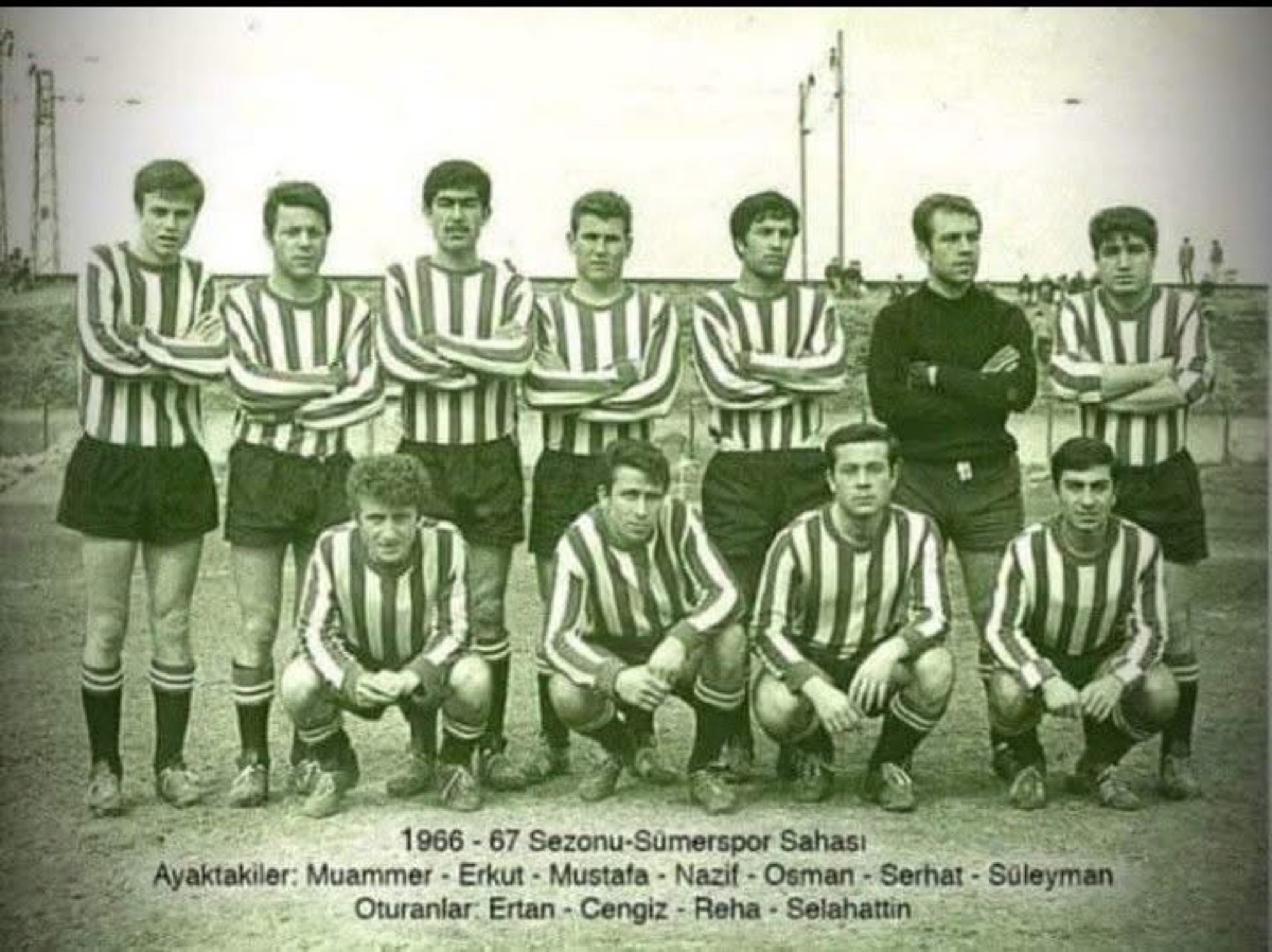 1966-67 sezonunda Sümerspor Sahası'nda çekilmiş takım fotoğrafı