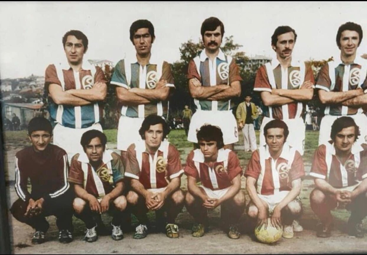 Kırmızı-beyaz ve yeşil formalı futbolcuların yer aldığı eski takım fotoğrafı